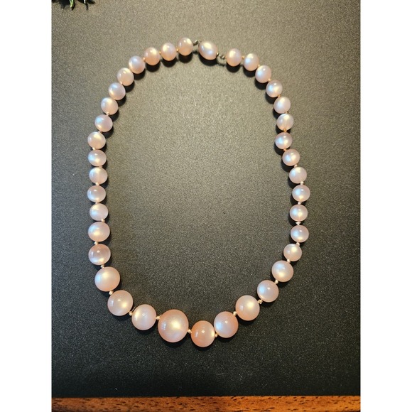 The Unbranded Brand Jewelry - Vtg Pink Moonglow Lucite Necklace With Graduated Beads/Hidden Pin Clasp (281)
